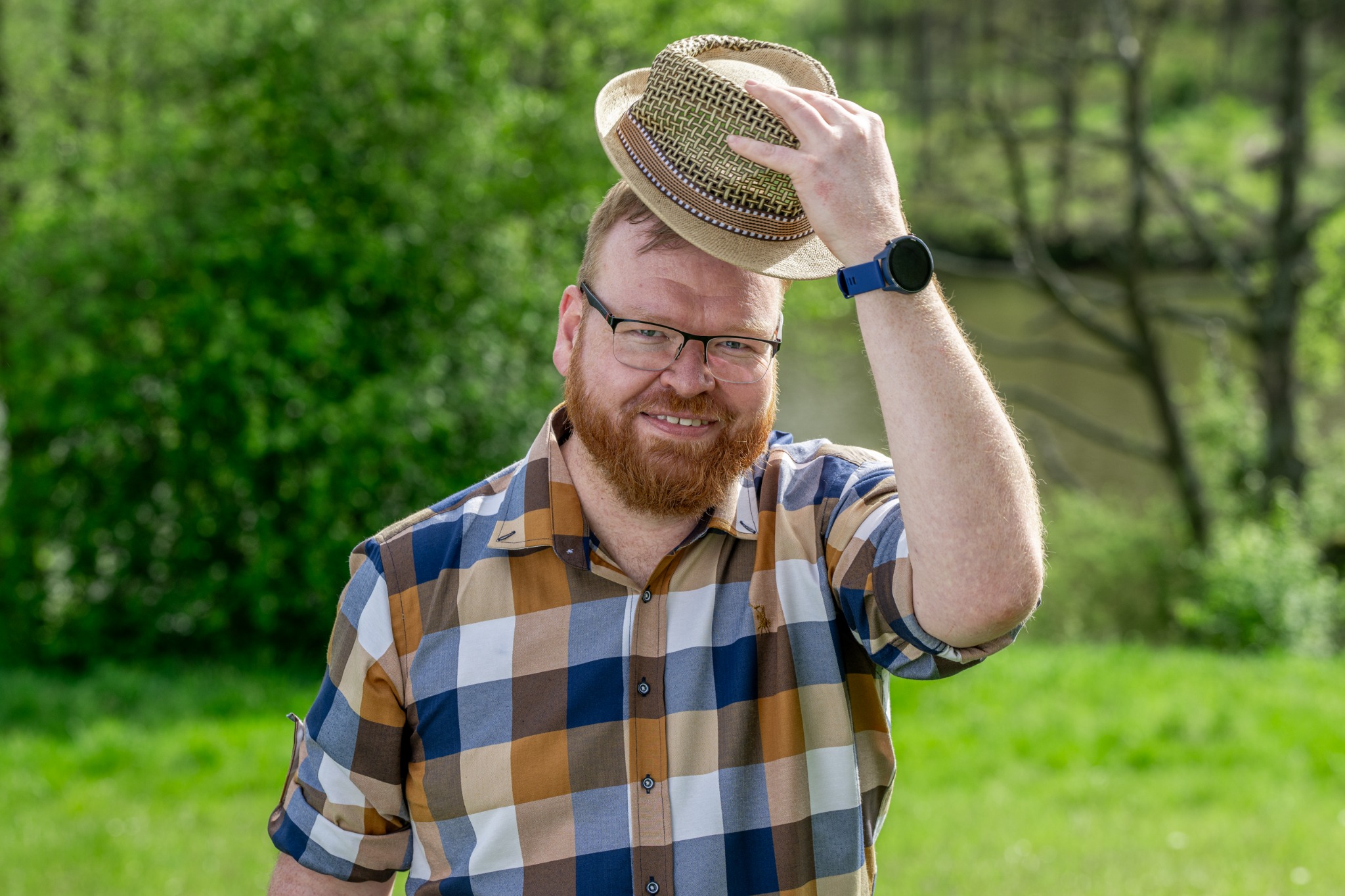Jiří Svoboda s kloboukem v přírodě